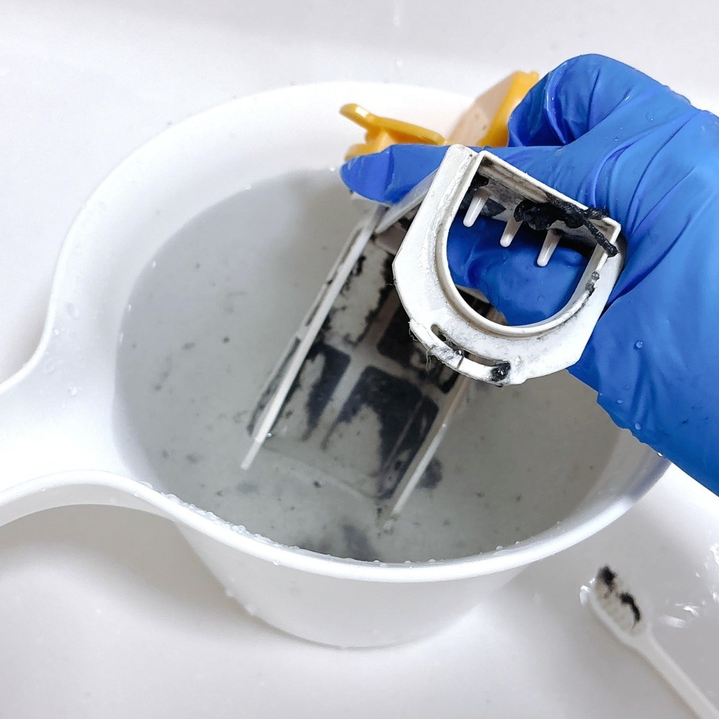 ぬるま湯につけながら汚れを落とす