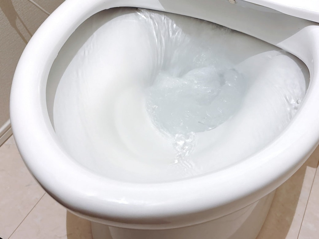 洗剤と汚れを流す