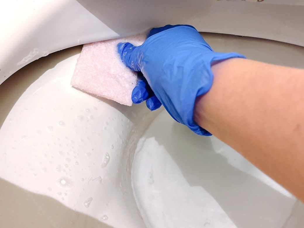 便器のふち裏もしっかりとお手入れ