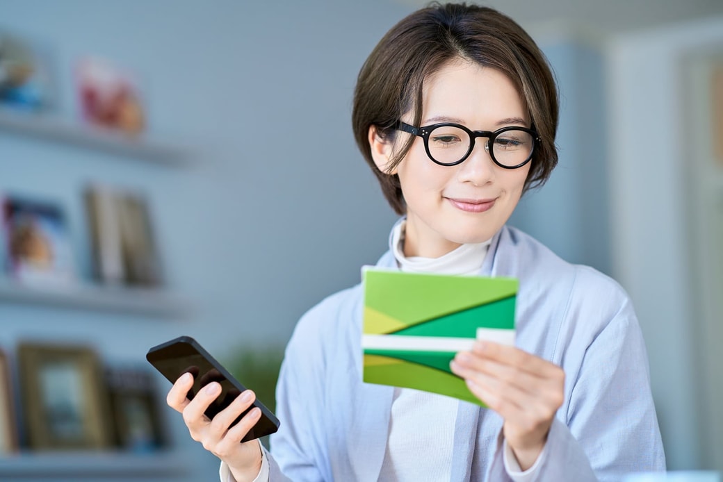 通帳を見る女性