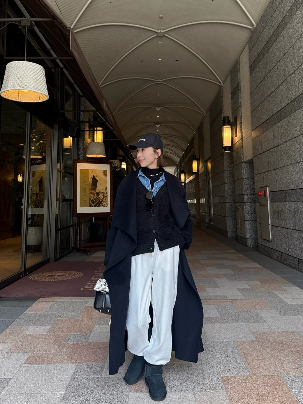 全身をダークカラーでまとめず、白アイテムを1点入れるとぐっと垢抜ける。