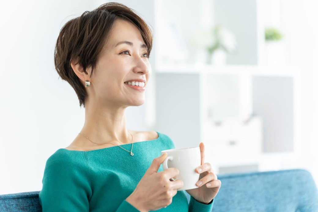 マグカップを持つ女性