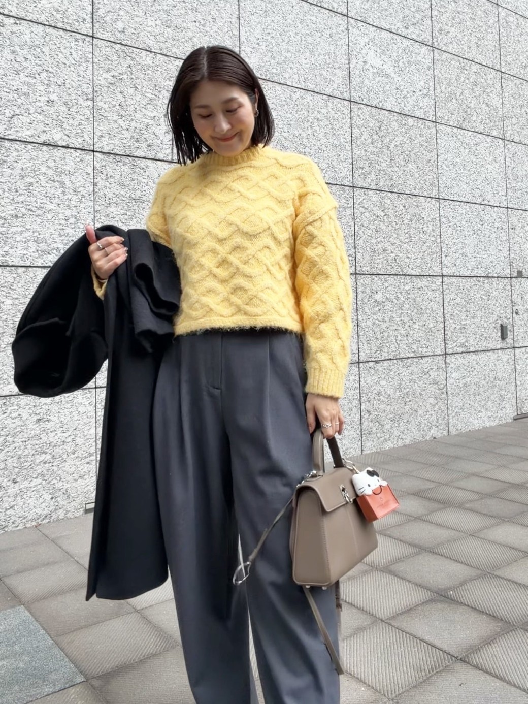 ポップなカラーも、コンパクトなショート丈なら目立ちすぎずに着こなせる。