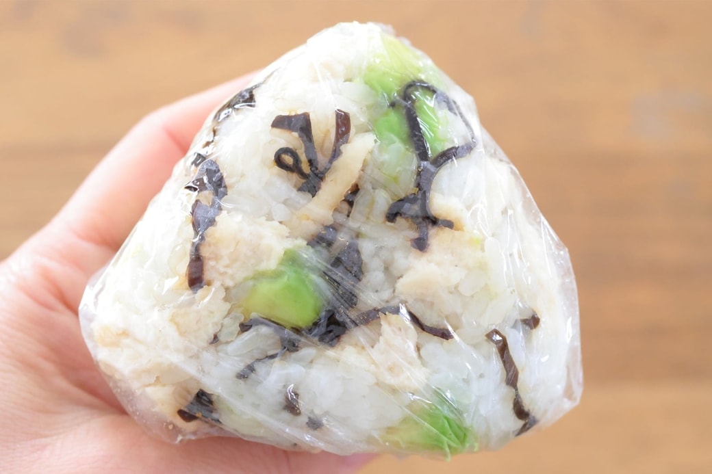 「塩こんぶとサラダチキンとアボカドのおにぎり」