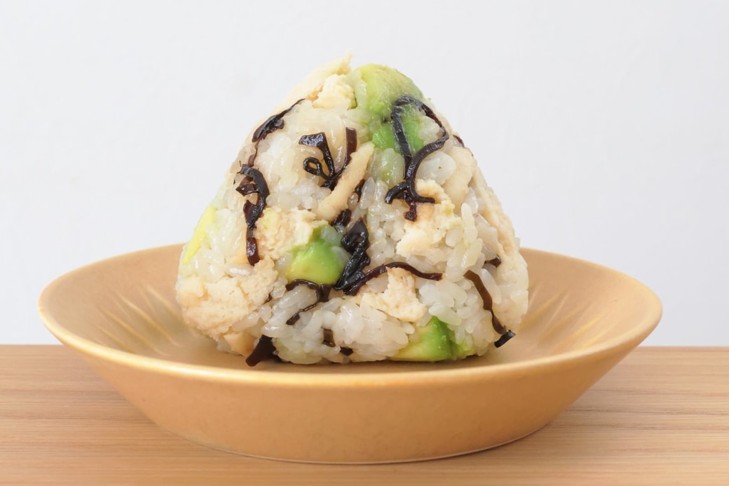 「塩こんぶとサラダチキンとアボカドのおにぎり」