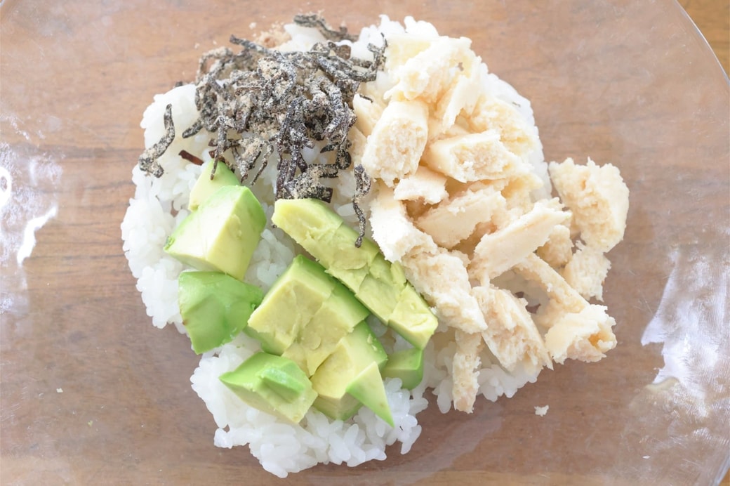 「塩こんぶとサラダチキンとアボカドのおにぎり」