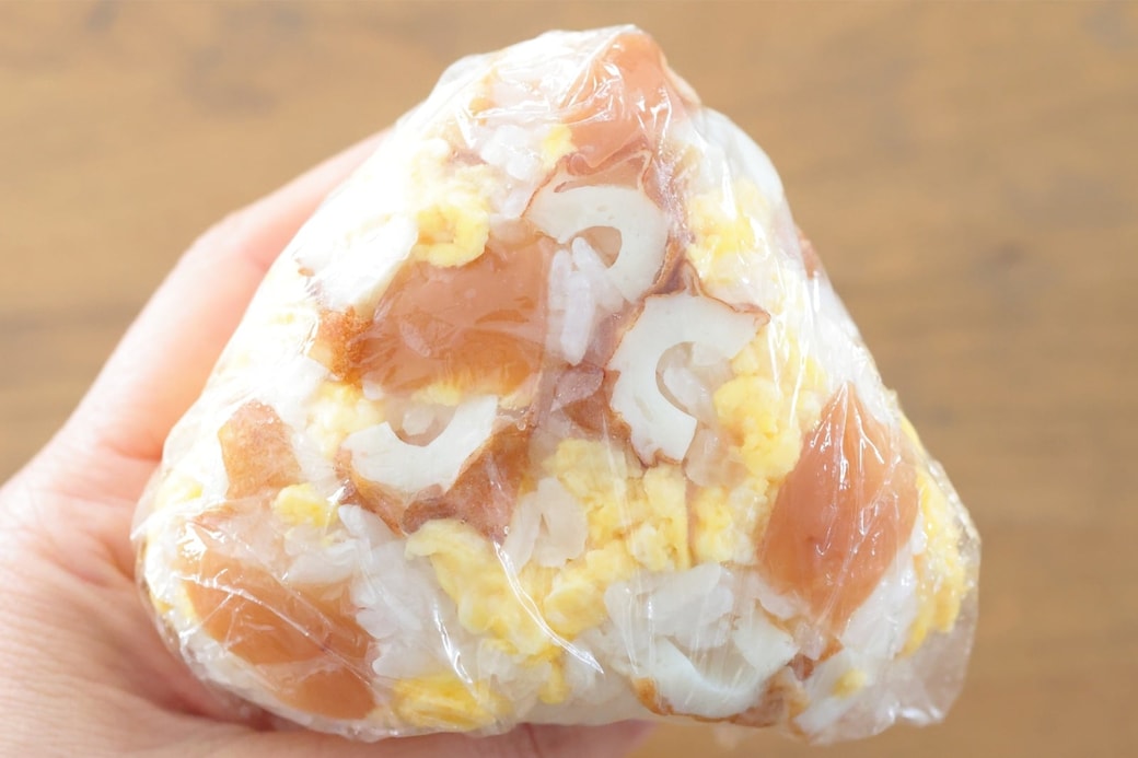 梅とちくわと卵のおにぎり