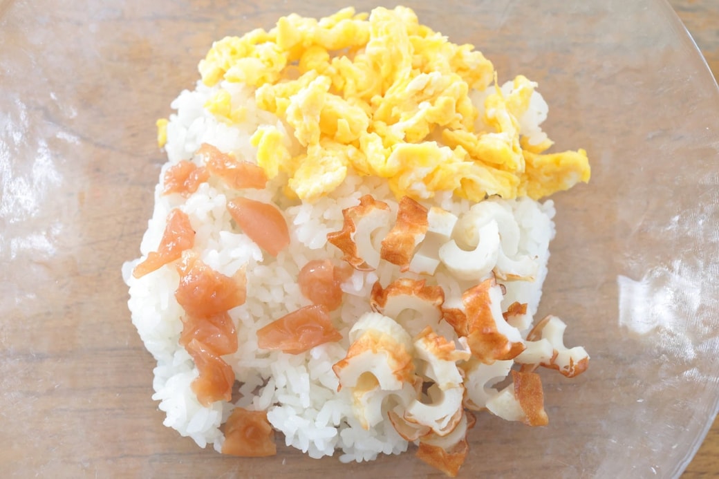 梅とちくわと卵のおにぎり