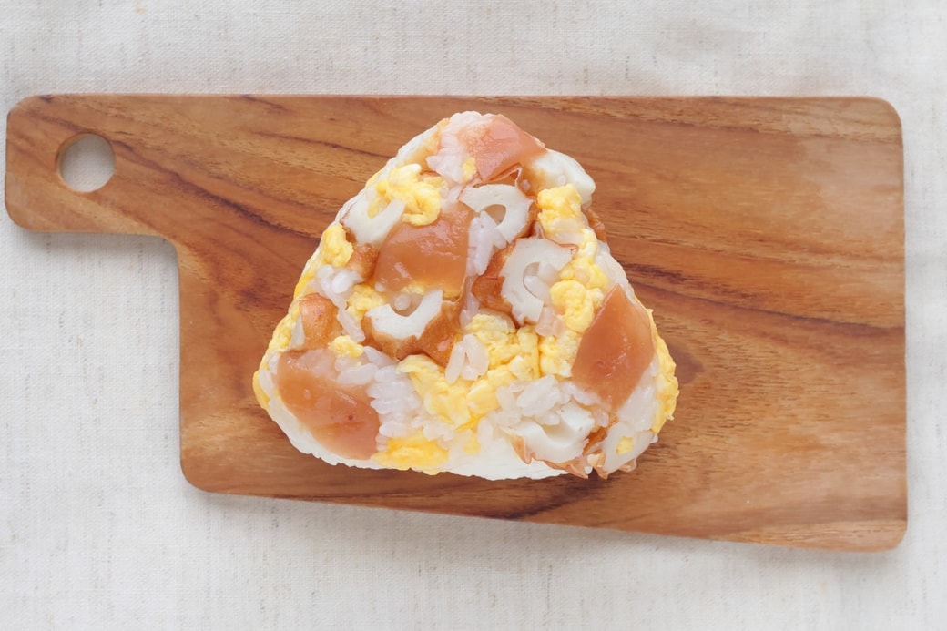 梅とちくわと卵のおにぎり