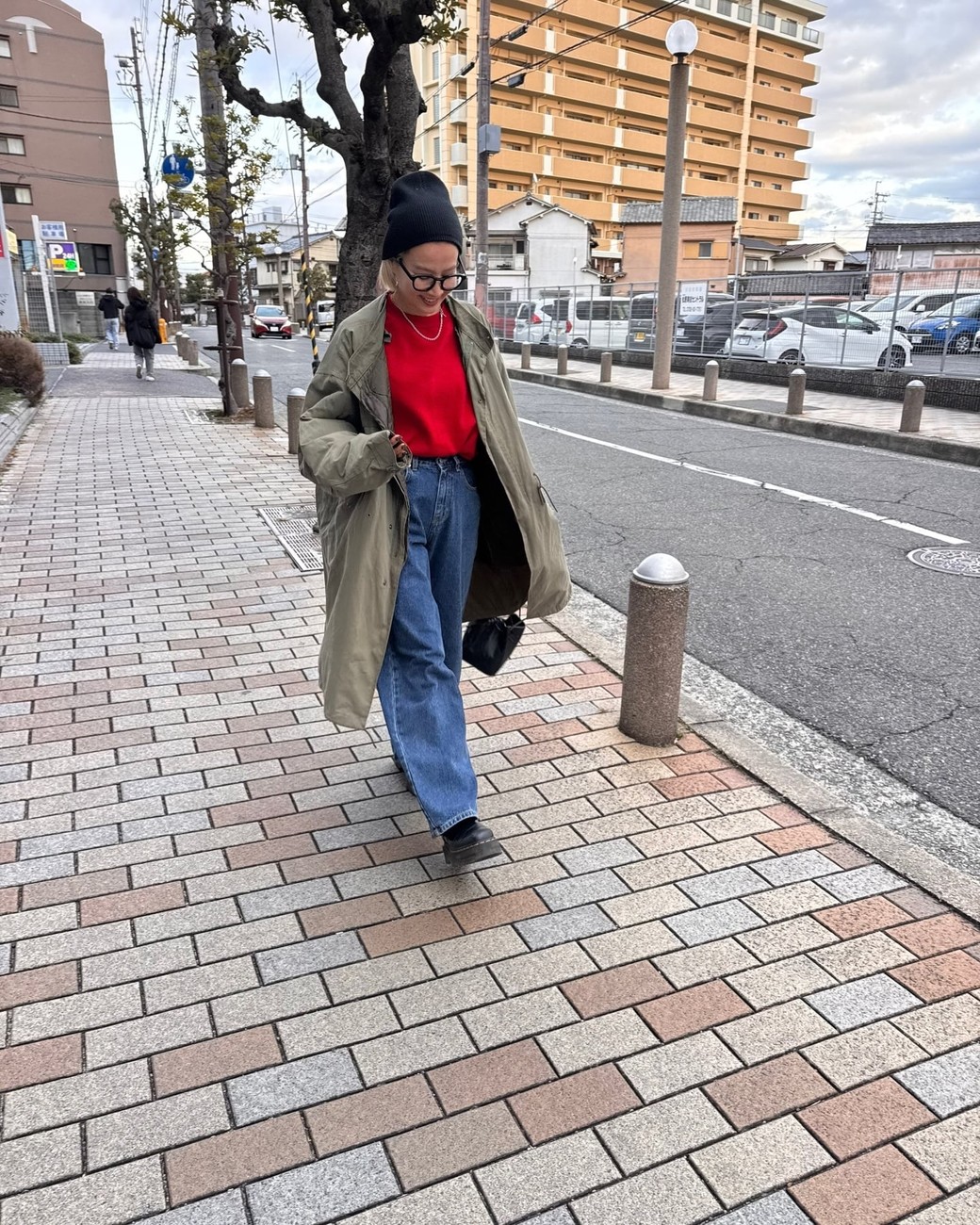 アクセントになるけれど派手になりすぎない、知的見えする赤を味方につけて。