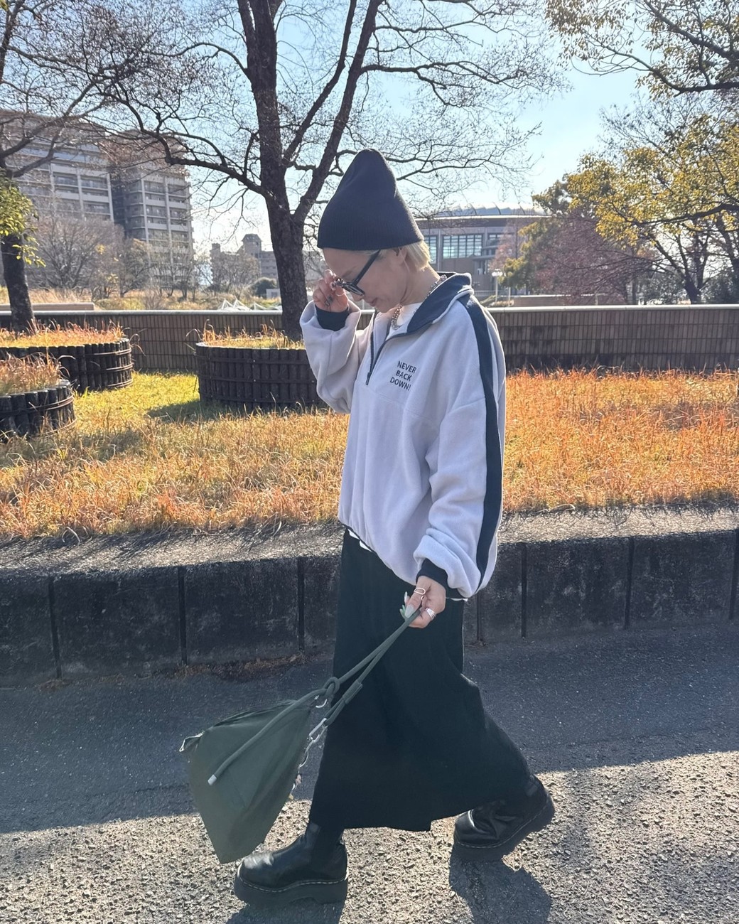 流行のジップアップ、カジュアルになりすぎないよう大人はスカート合わせがおすすめ。