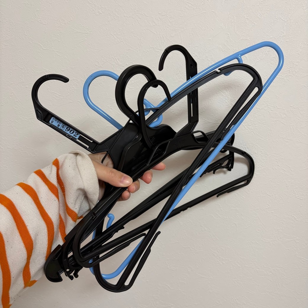 絡まっているハンガーの写真