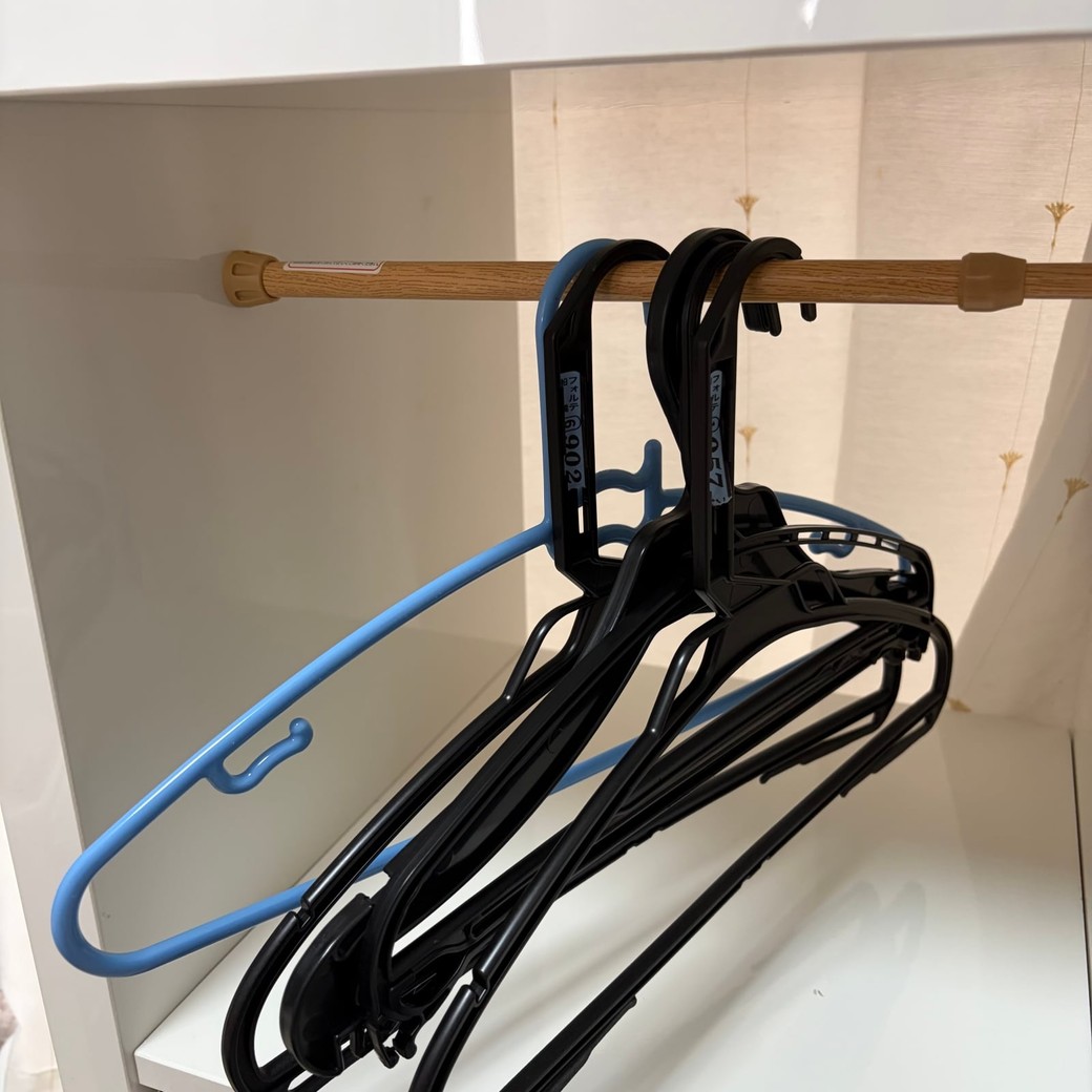 突っ張り棒にハンガーをかけているところ