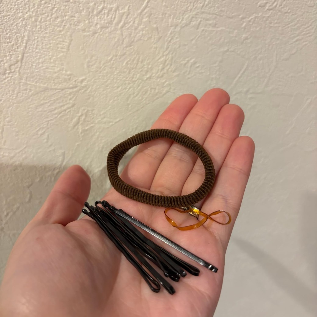 ヘアゴムとヘアピンの写真