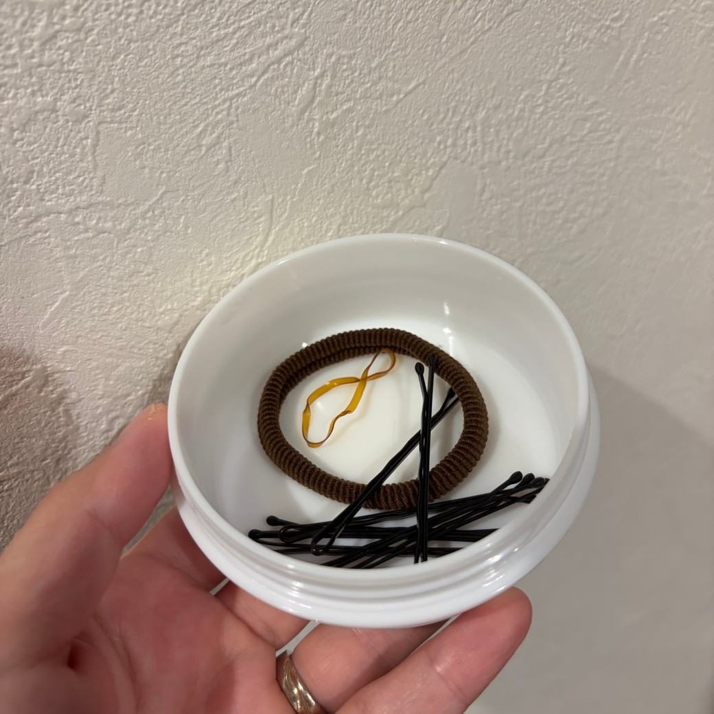 空き容器にゴムやピンを入れたところ