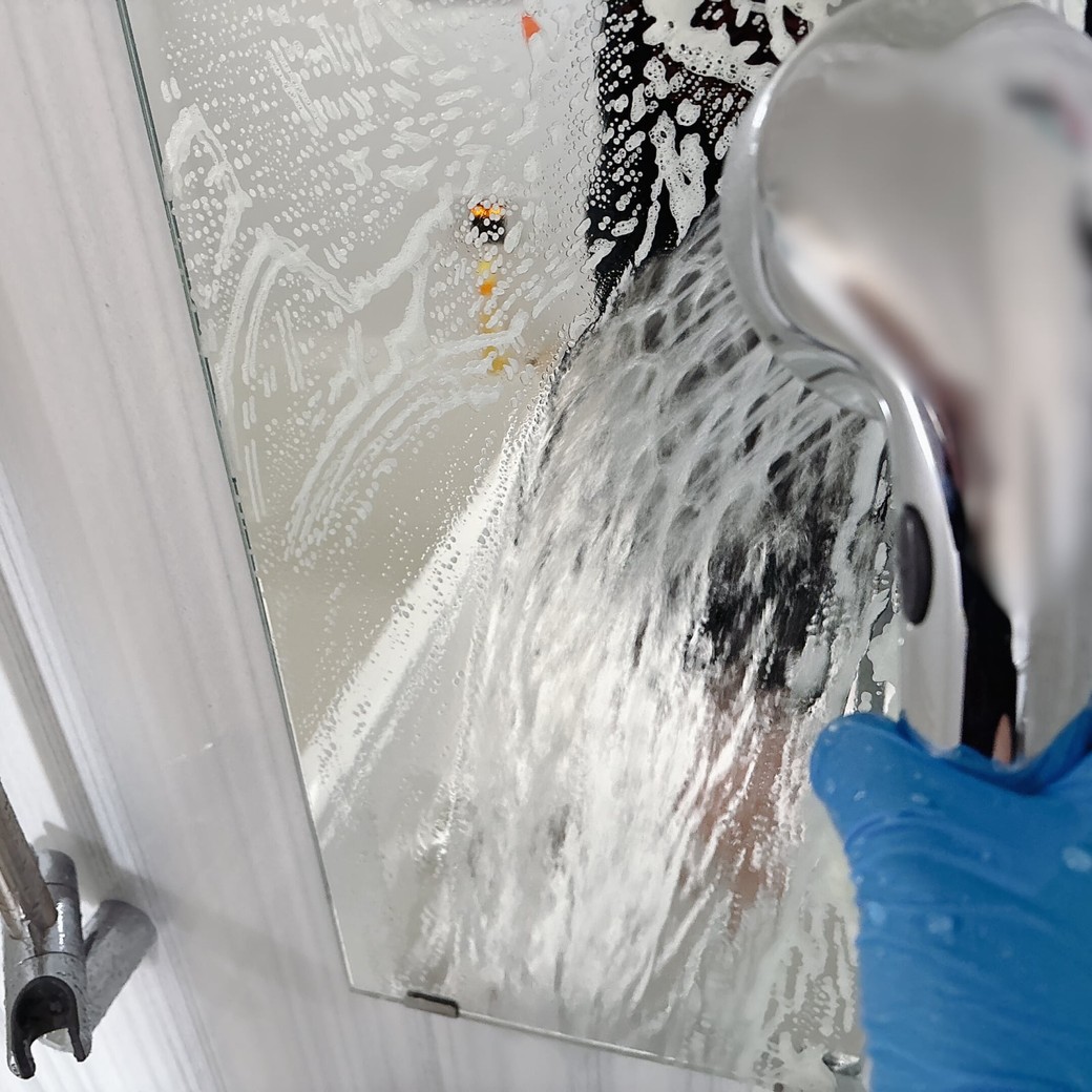 シャワーで洗い流す