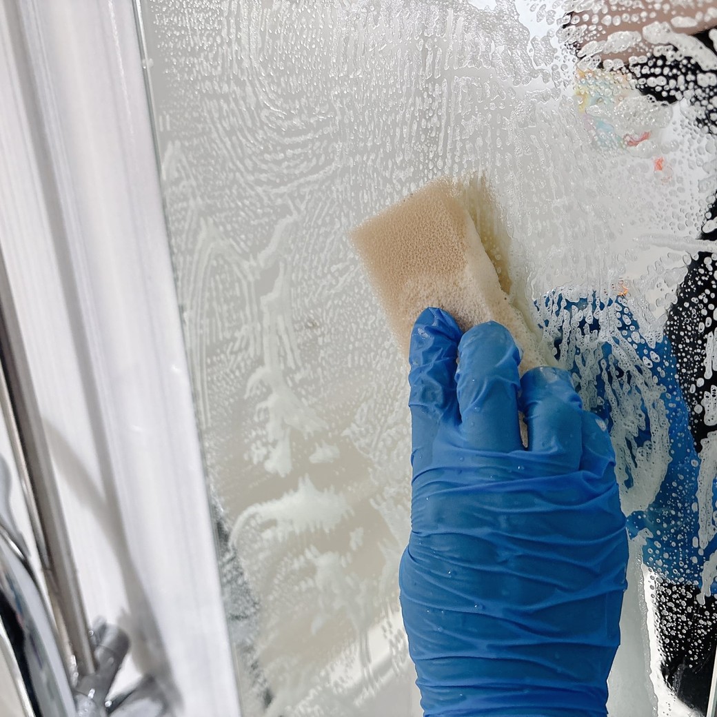 スポンジで鏡をこする