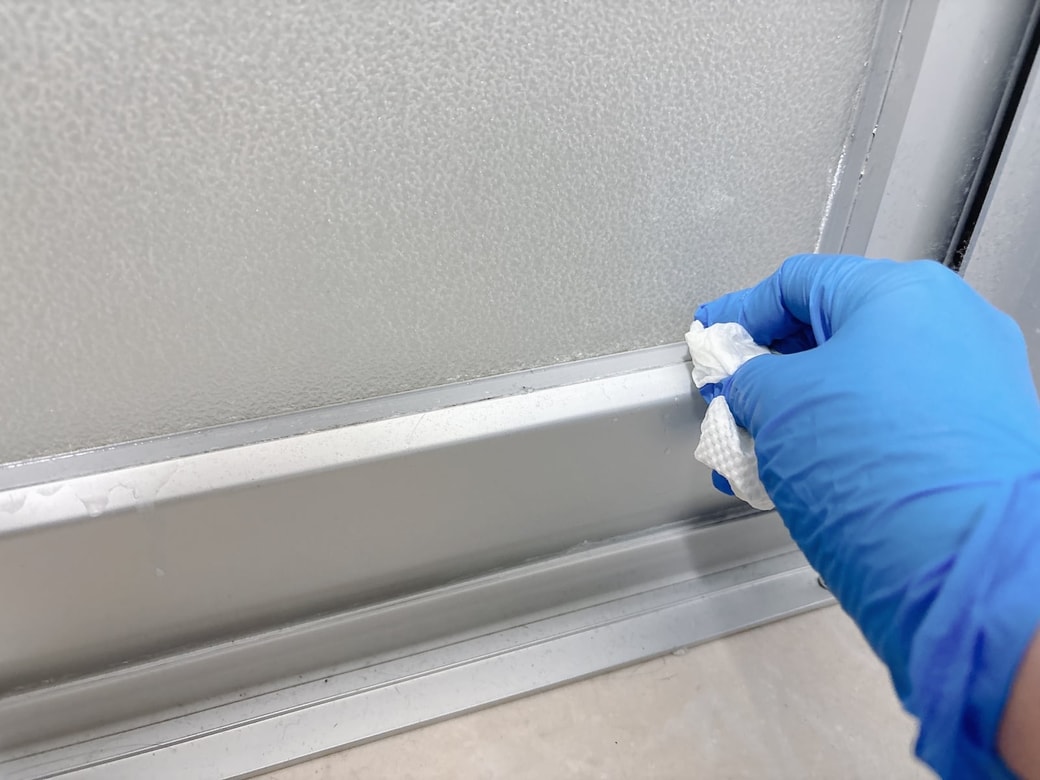 水洗いするか拭き取る