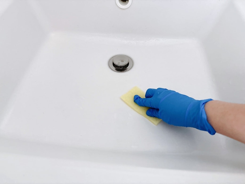 洗面ボウルをくまなく磨く