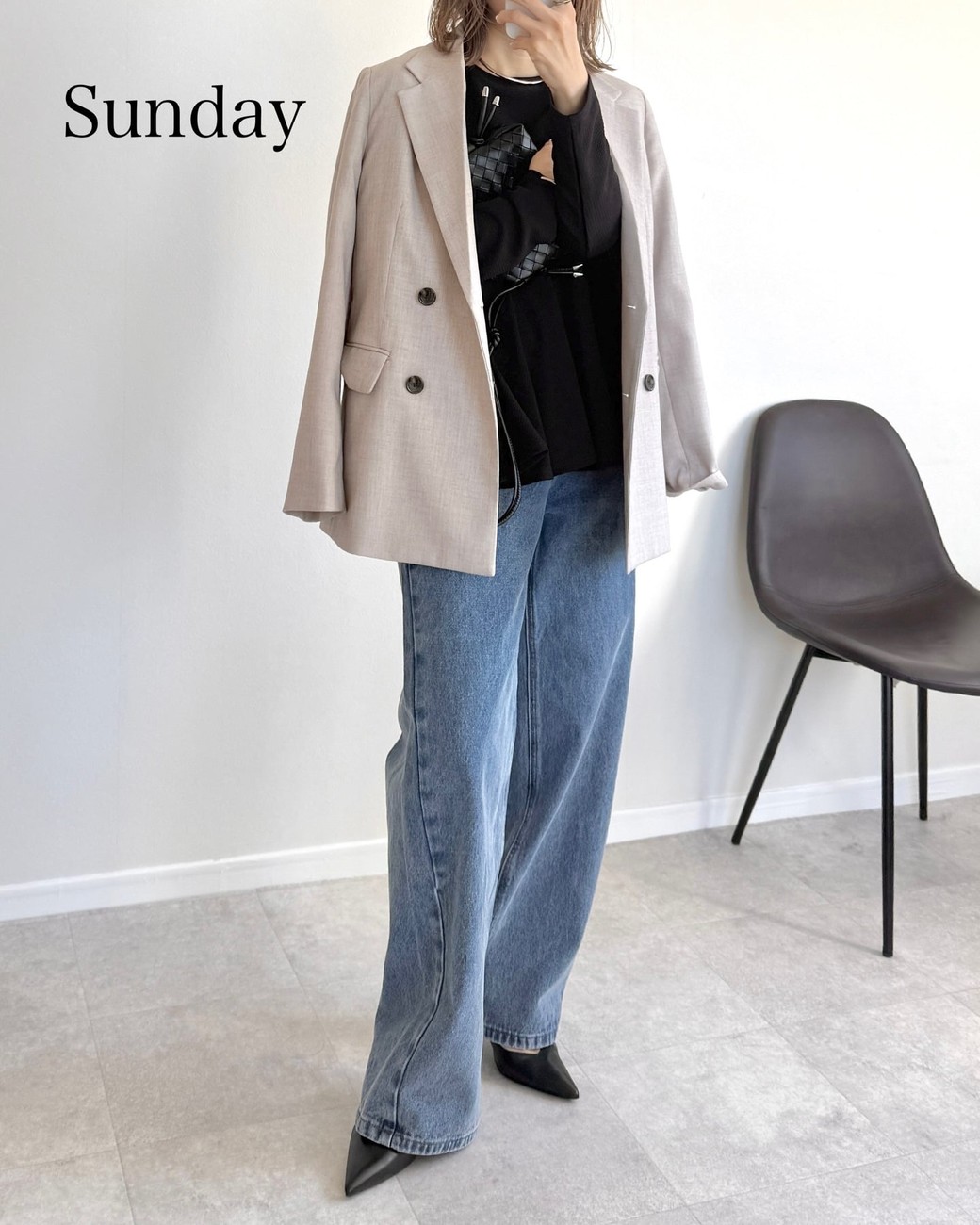 色数を絞ればカジュアルダウンしても大人っぽさはキープ。