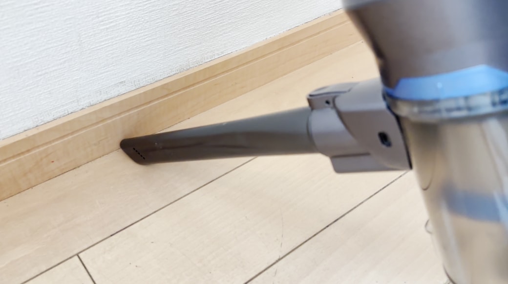掃除機で落ちたホコリを吸い取る