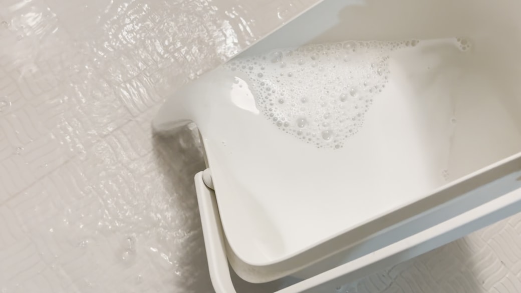 溶液を床にかける