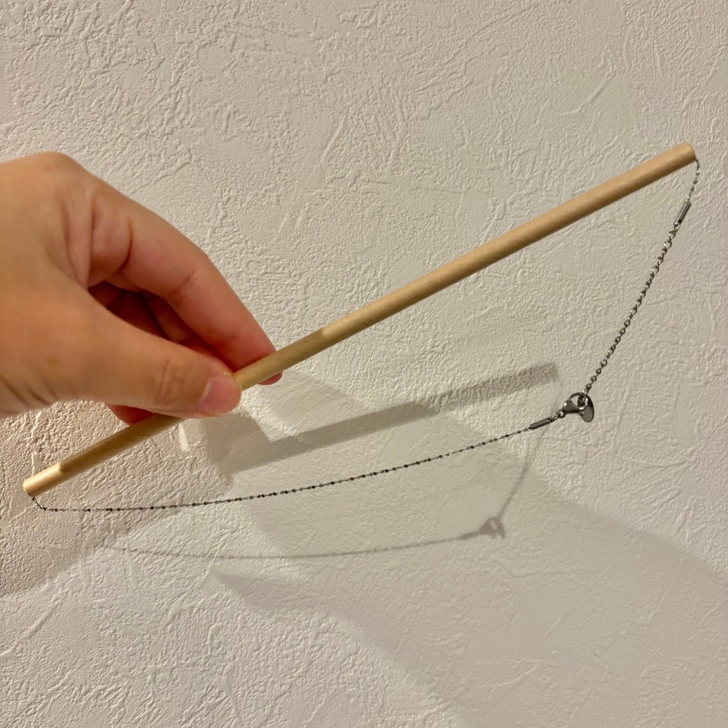 ネックレスをストローに通したところ