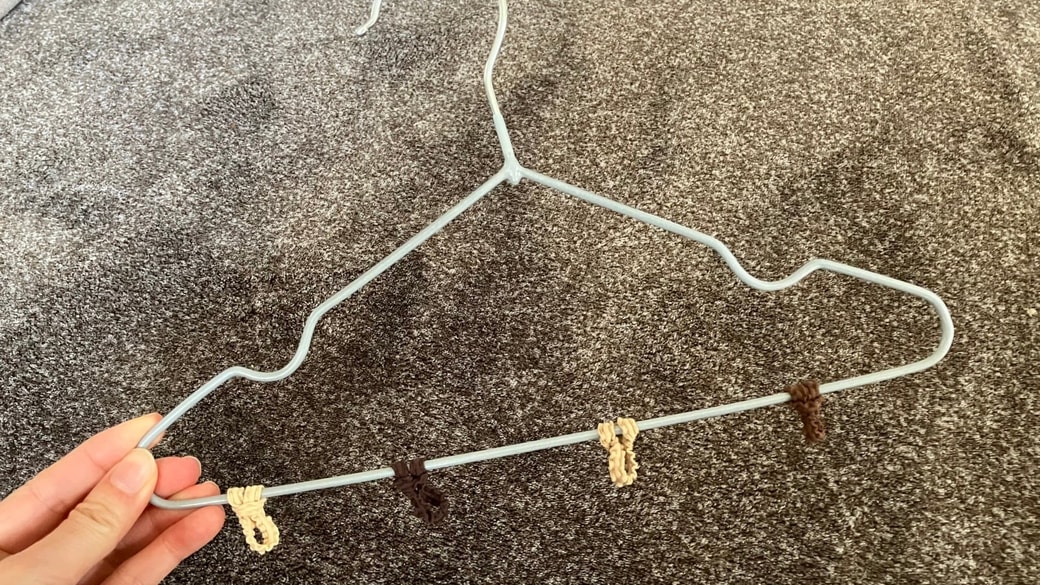 ヘアゴムを結んだハンガー