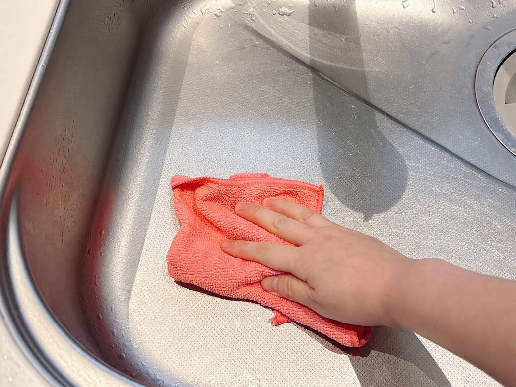 布で仕上げ拭きをする