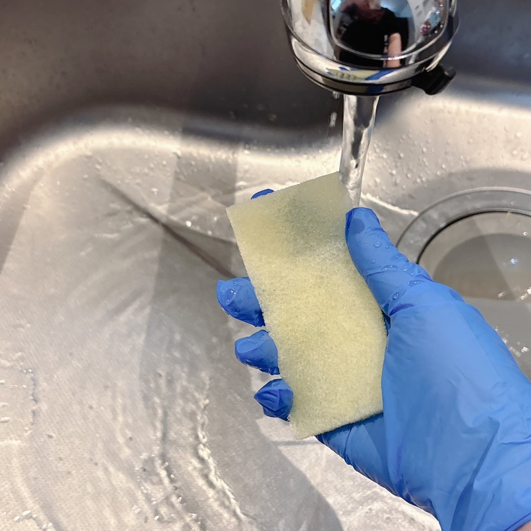 クエン酸パッドを水で軽く濡らす