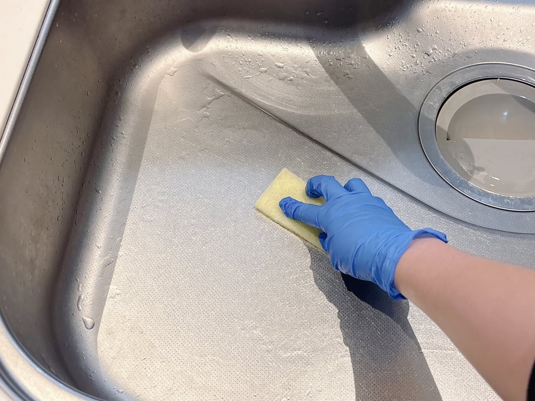 キッチンシンク全体をこする