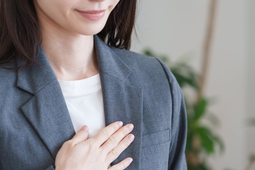 胸に手を当てる