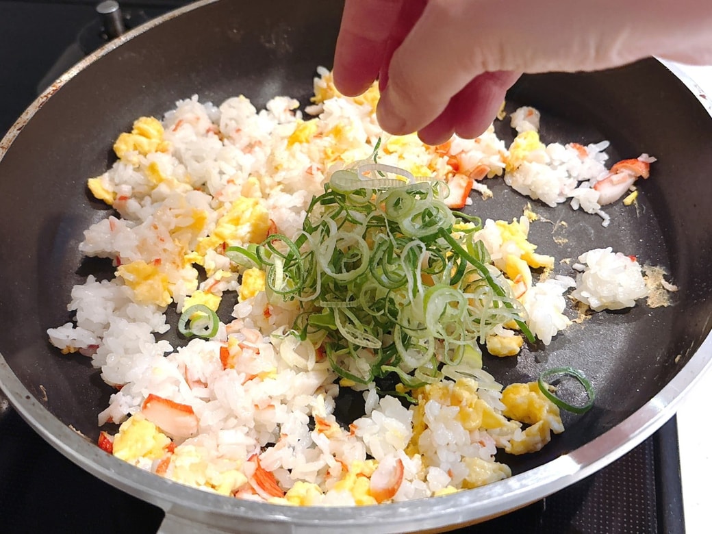味付けをしたら刻みねぎを加える