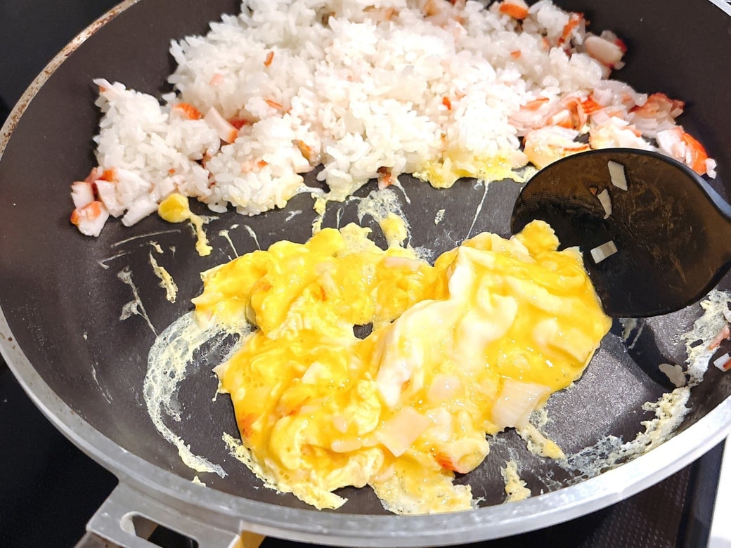卵を炒めている様子