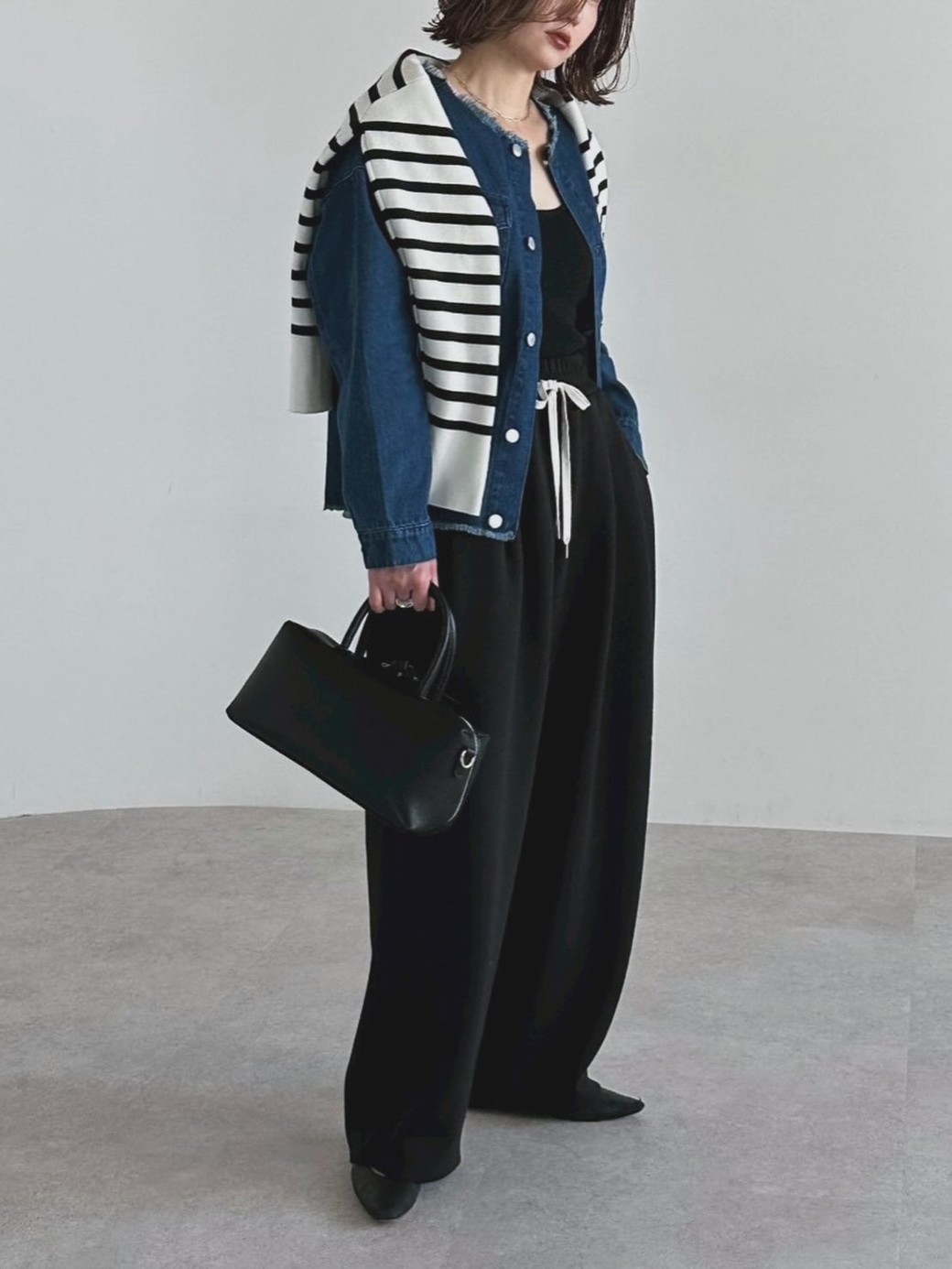 肩がけボーダーで白を入れることで全体の印象が軽やかに。