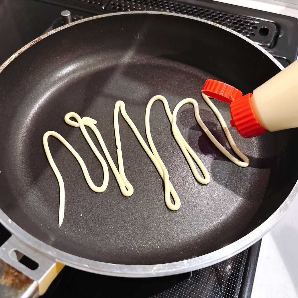 フライパンにマヨネーズを入れる