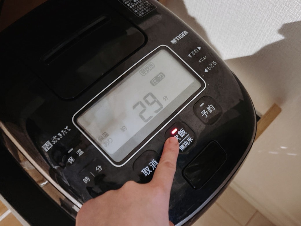 炊飯器のスイッチを入れる
