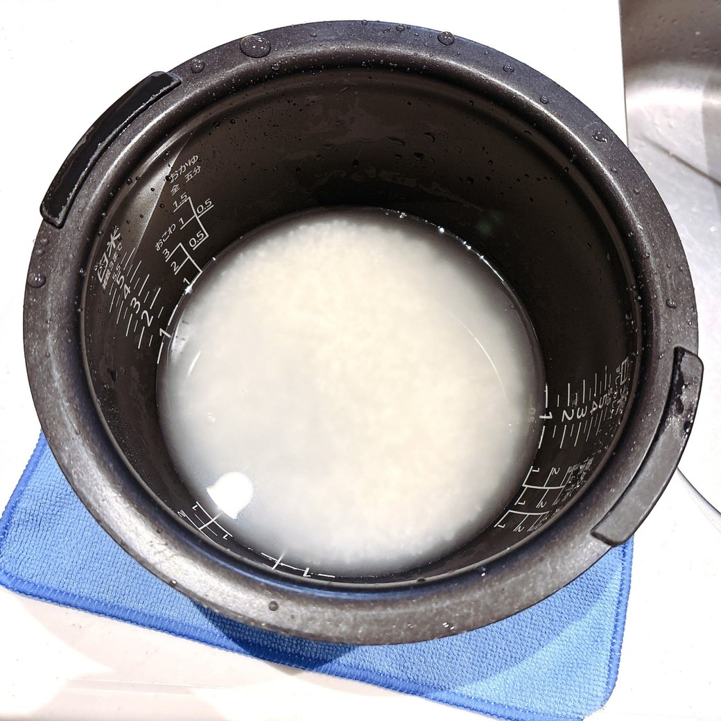 お米を洗い、水を入れる