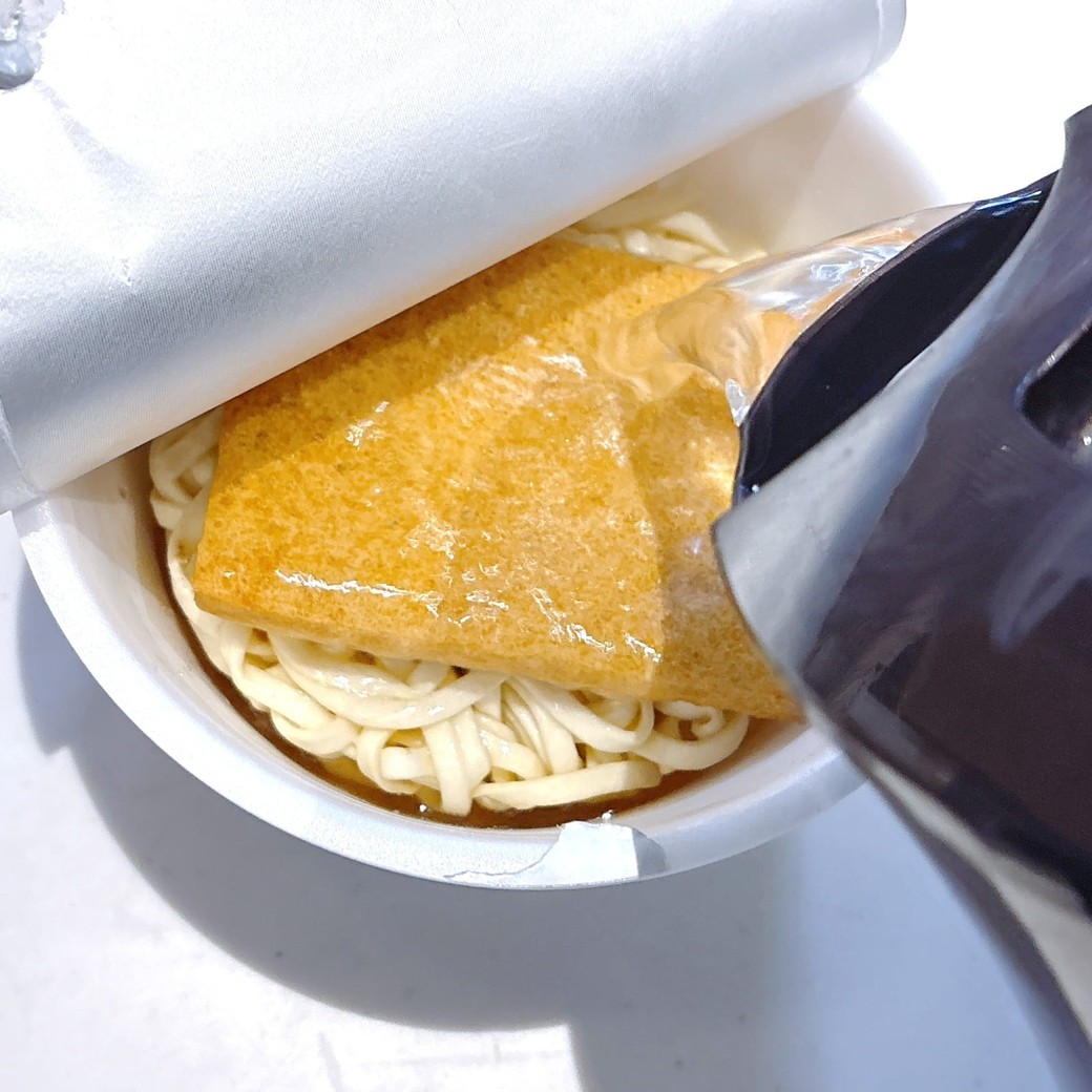 規定量のお湯を注ぐ