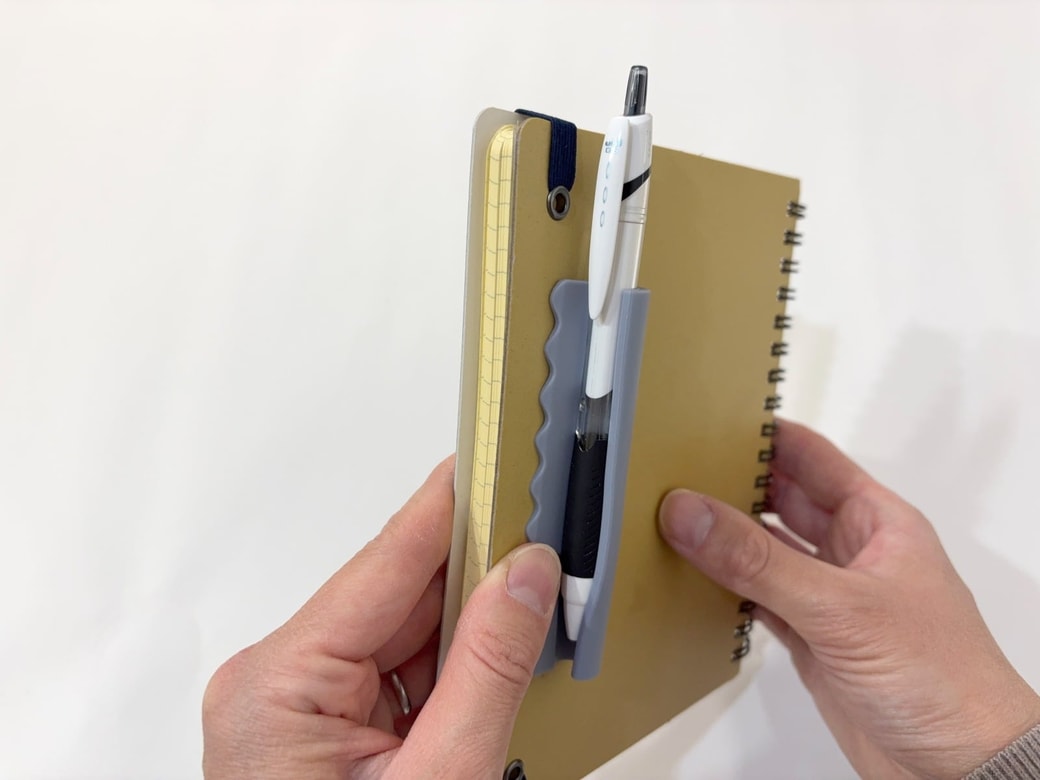 手帳に貼ってペンを定位置に