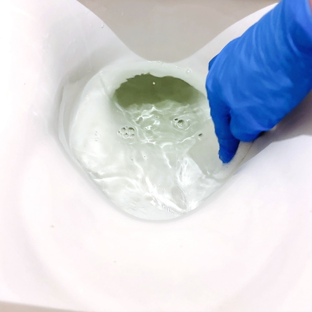 スポンジでこすり洗いする