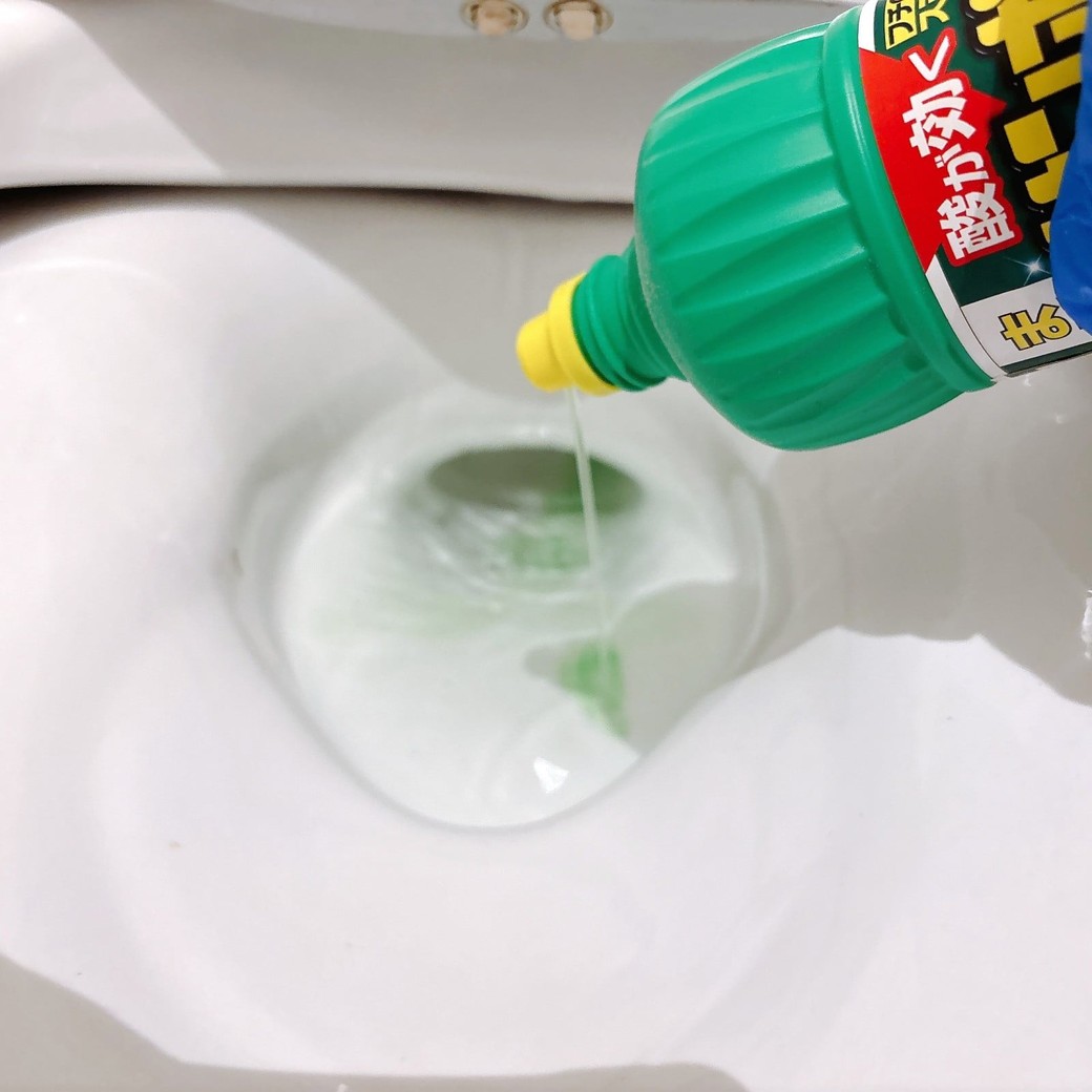 便器にサンポールをかける