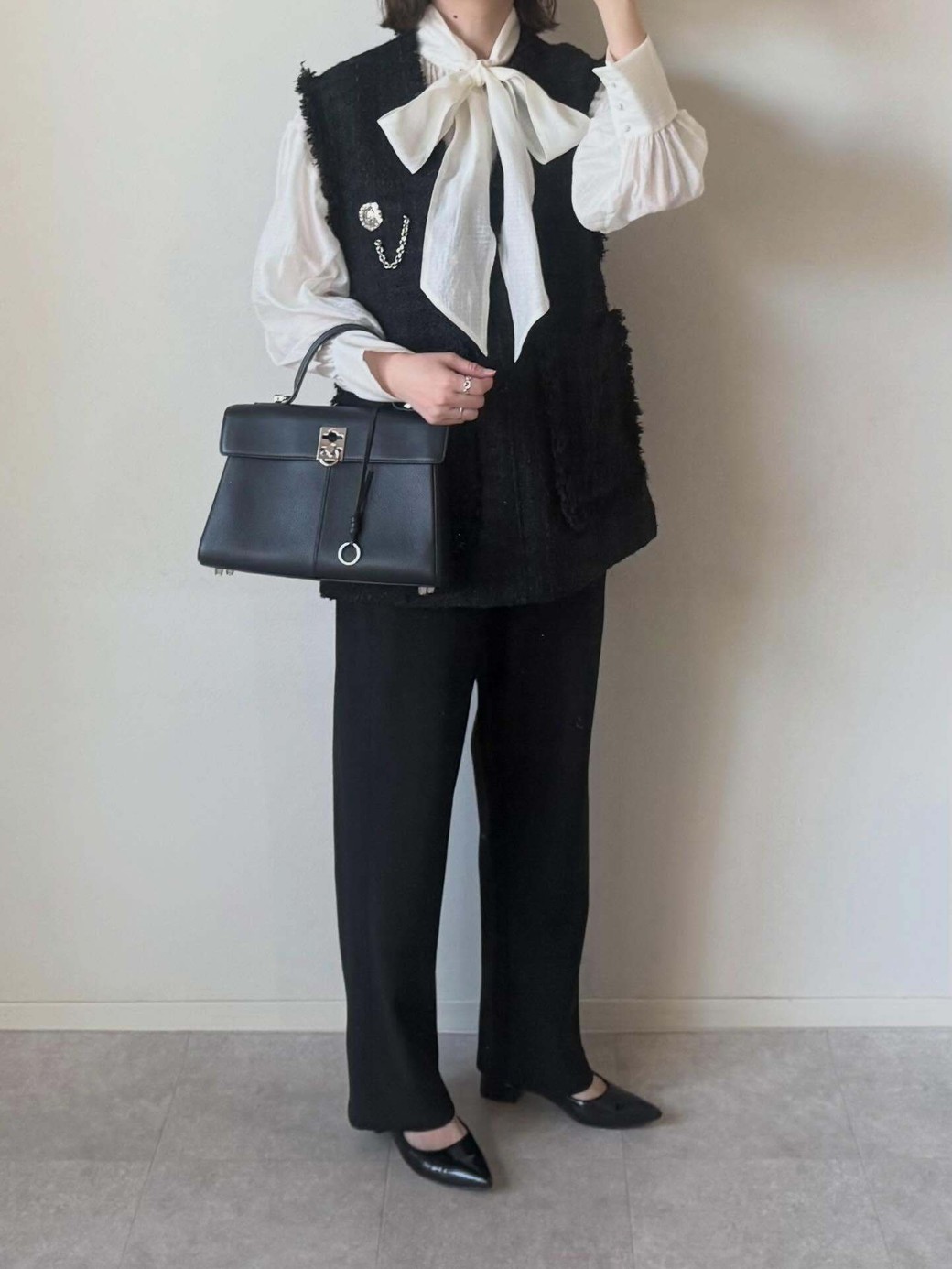 大きなボウタイで顔の印象まで明るく。