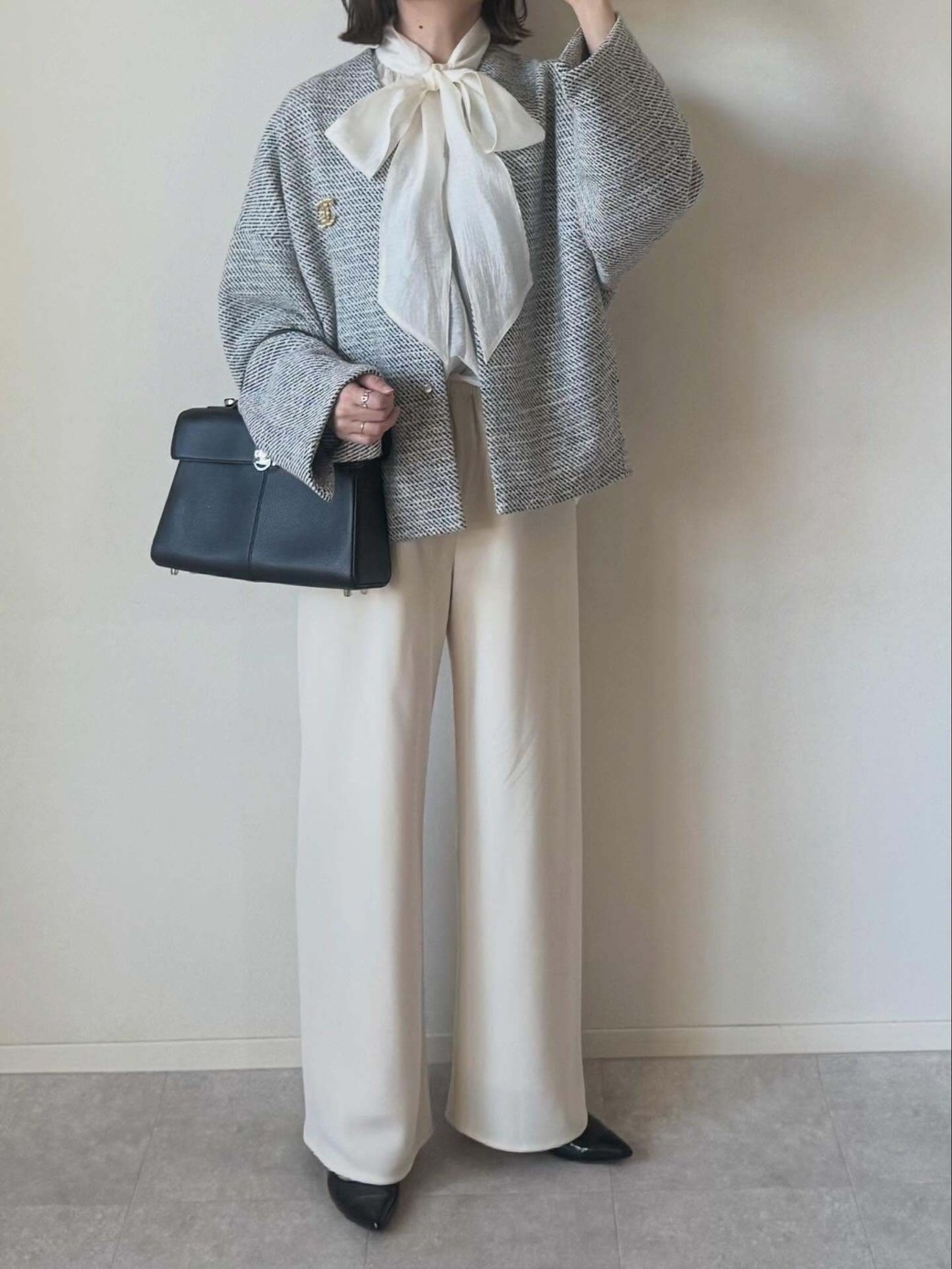 明るいカラーの組み合わせで品よくまとめたスタイル。