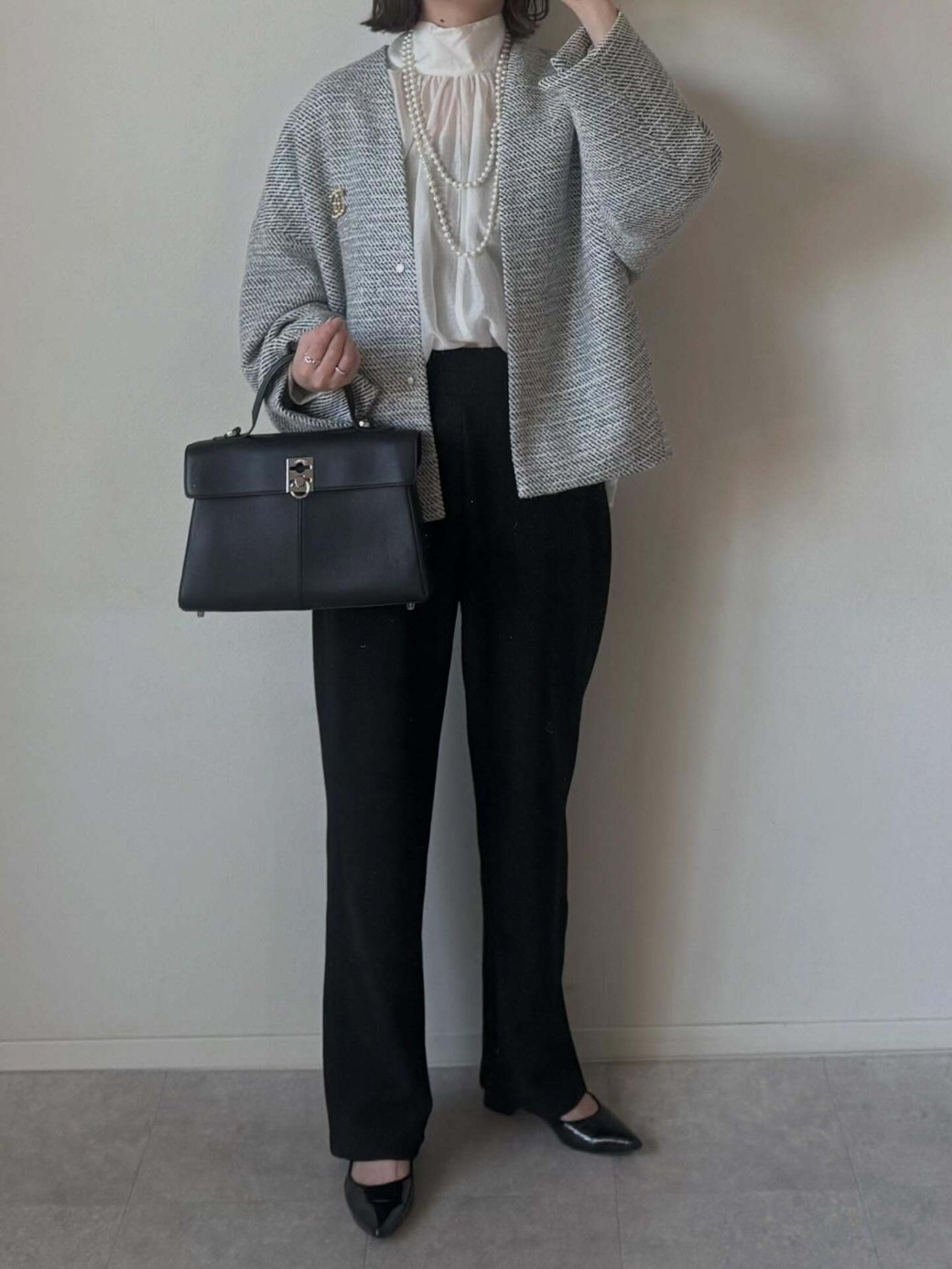 ツイードジャケット×フェミニンブラウスで華やかな印象に。