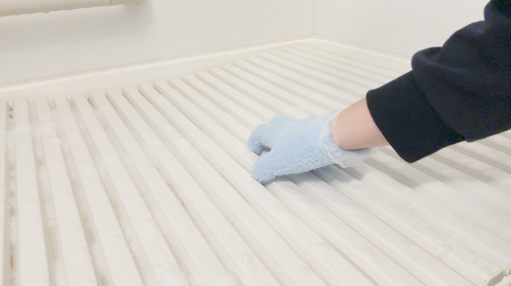 手袋を着用してなでるように動かす