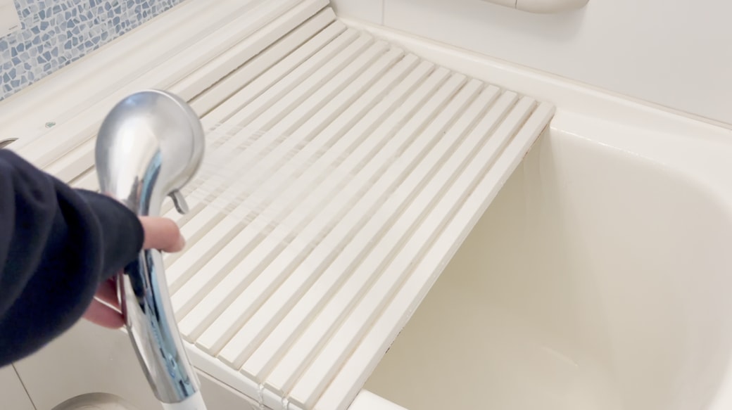 シャワーのぬるま湯をかける