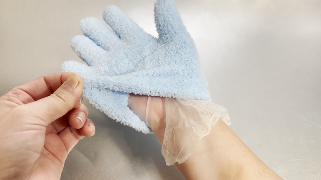 手袋を着用する