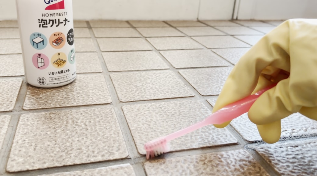 歯ブラシでやさしくこする