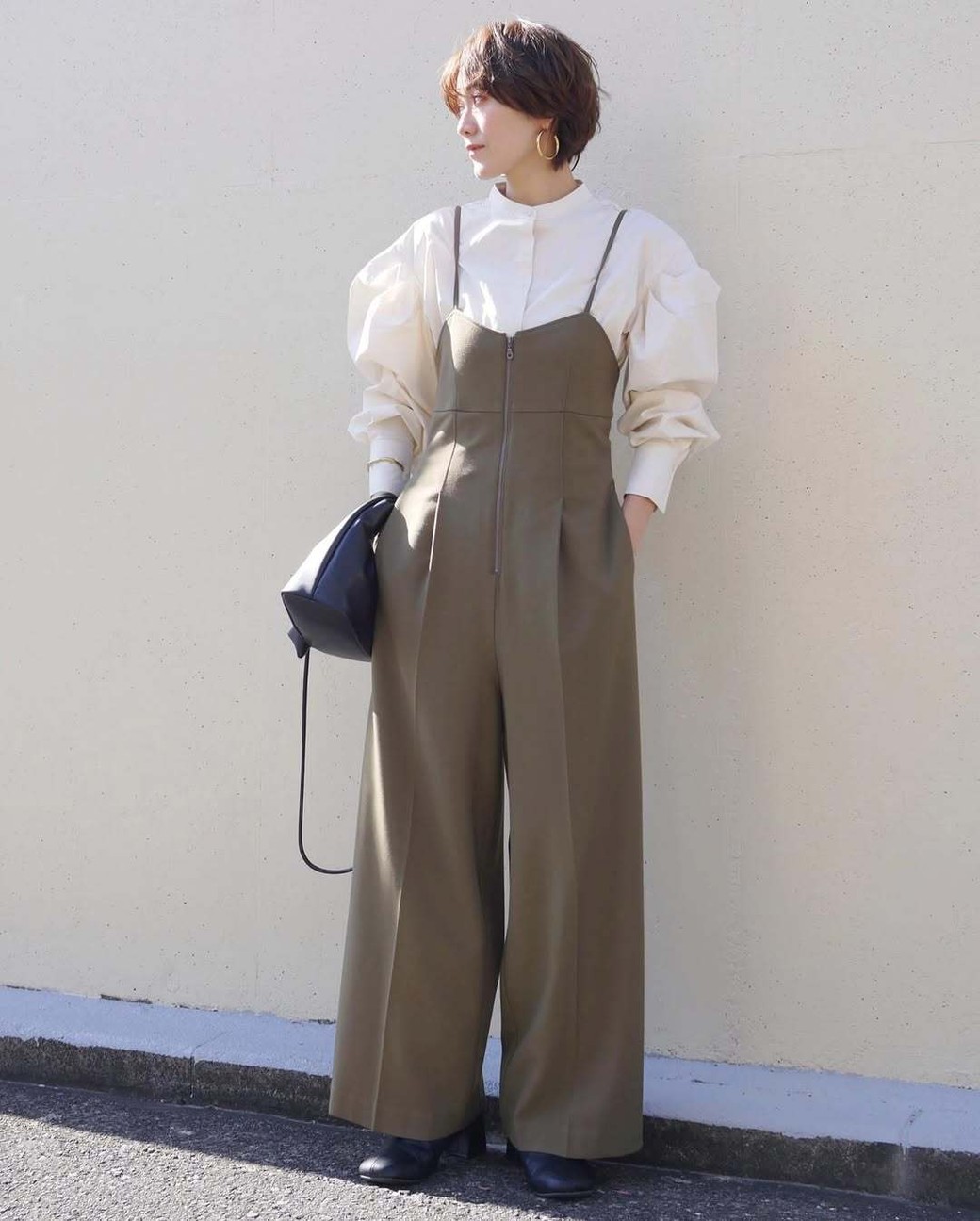 ボリュームスリーブで二の腕まわりをカモフラージュ。